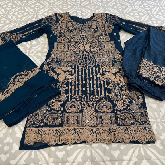 Shalwar Kameez- Elegant Blue and Gold Embroidered Dress, Size Medium - Picture 2 of 9